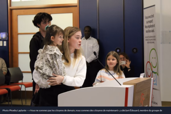 Des jeunes devant le conseil municipal pour demander un comité jeunesse à Saint-Jérôme ».