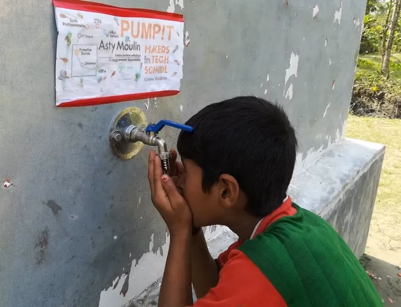 Un jeune utilise un point d’eau identifié au projet Pump-it