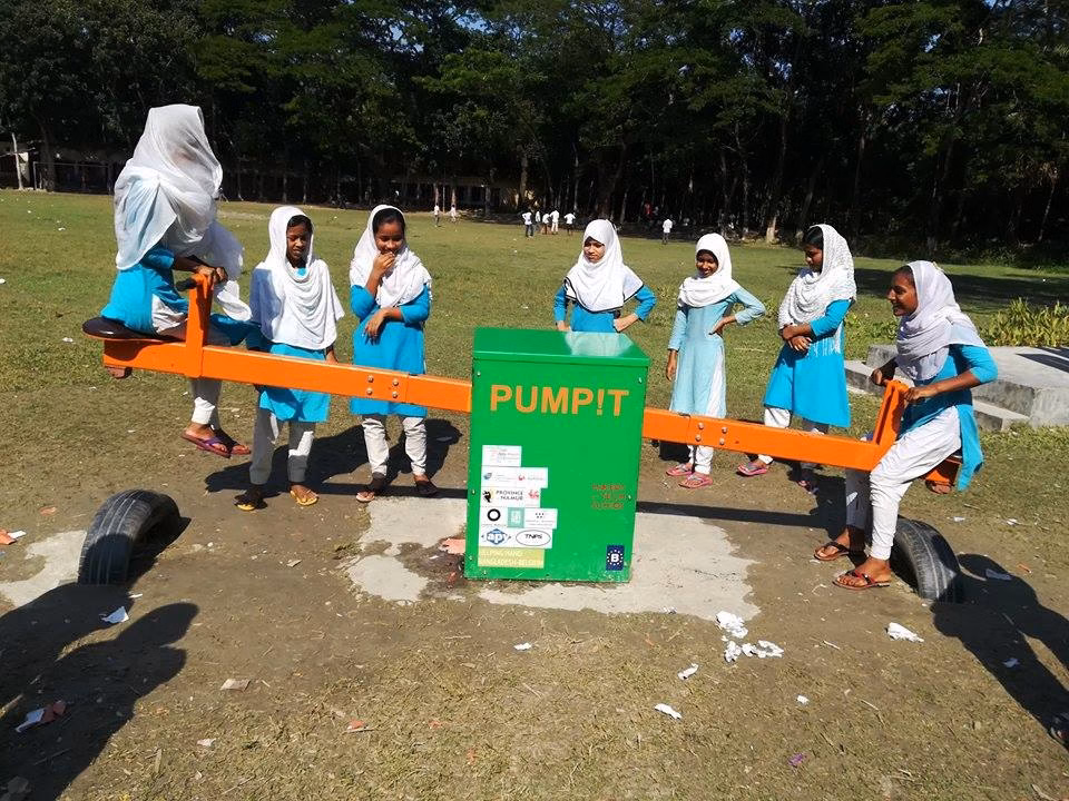 Des jeunes réunis autour de la pompe-balançoire Pump-it au Bangladesh